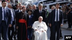 2023年9月1日，教宗方济各(中)在乌兰巴托宗座驻蒙古使团举行的欢迎仪式后。（法新社）