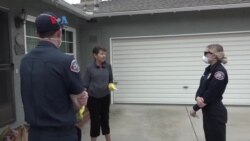 Pemadam Kebakaran Bantu Warga Lansia Berbelanja