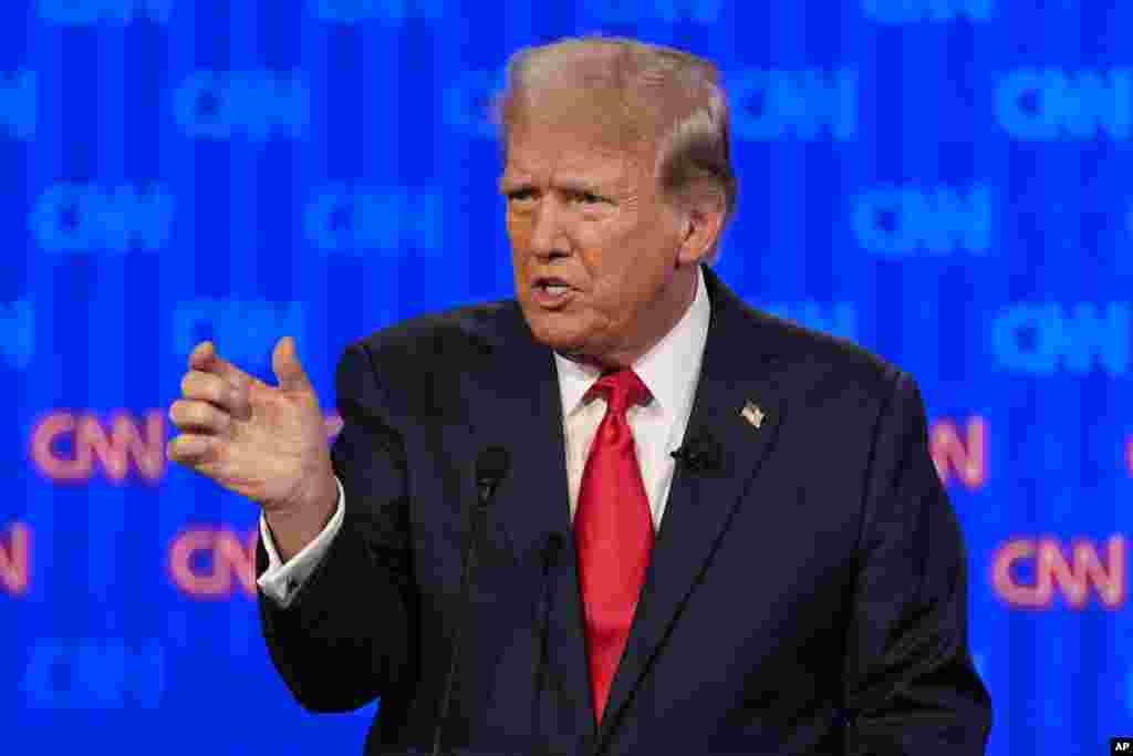  បេក្ខជន​ប្រធានាធិបតី​បក្ស​សាធារណរដ្ឋ​លោក Donald Trump ថ្លែង​អំឡុង​ការជជែក​ដេញ​ដោល​ប្រធានាធិបតី​មួយ​ដែល​រៀបចំ​ដោយ​ស្ថានីយ៍ទូរទស្សន៍ CNN ជាមួយ​នឹងប្រធានាធិបតី​លោក Joe Biden កាលពីថ្ងៃព្រហស្បត្តិ៍​ទី​២៧ មិថុនា ឆ្នាំ២០២៤ ក្នុង​ទីក្រុង Atlanta។(AP Photo/Gerald Herbert) &nbsp; 