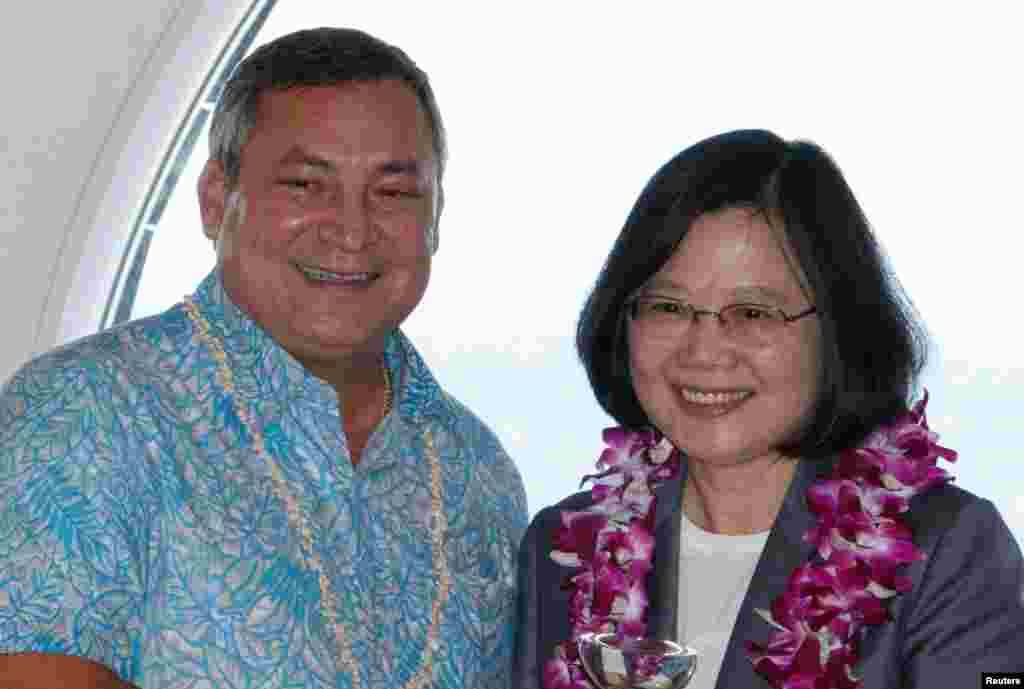 关岛总督卡尔沃与来访的台湾总统蔡英文合影(2017年11月3日)