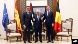 Presiden Palestina Mahmoud Abbas (tengah) bertemu Perdana Menteri Spanyol Pedro Sánchez (kanan) dan Perdana Menteri Belgia Alexander De Croo (kiri) di Ramallah, di Tepi Barat, Kamis, 23 November 2023. (Foto: Alaa Badarneh/Pool via AP)