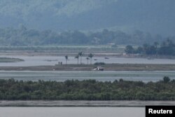 Orang-orang terlihat di wilayah Myanmar, saat berlangsungnya konflik di negara bagian Rakhine, Myanmar, di daerah Teknaf, Cox's Bazar, Bangladesh, 24 Juni 2024. (REUTERS/Mohammad Ponir Hossain)