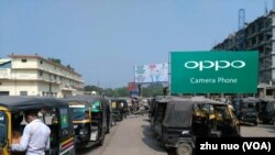 印度对中国的贸易逆差巨大，这也是印度反弹的原因之一。图为印度街头随处可见的中国手机广告标牌。（美国之音朱诺拍摄，2016年11月03日） 