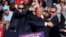 Mantan Presiden AS Donald Trump memberi isyarat dengan wajah berlumuran darah saat ia dibantu oleh personel Dinas Rahasia AS setelah ia ditembak di telinga kanannya saat kampanye di Butler Farm Show di Butler, Pennsylvania, AS, 13 Juli 2024. (Foto : REUTERS/Brendan McDermid)