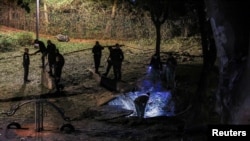 一枚导弹从也门发射，降落在以色列特拉维夫以南的雅法。以色列紧急救援人员在导弹袭击现场工作。（2024年12月21日）