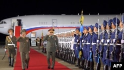 Gambar yang diambil pada 25 Juli 2023 dan dirilis oleh Kantor Berita Pusat Korea (KCNA) 26 Juli 2023 menunjukkan Menteri Pertahanan Rusia Sergei Shoigu (tengah) tiba di Bandara Internasional Pyongyang. (KCNA VIA KNS/AFP)