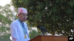 ဒီကနေ့ကျရောက်တဲ့ပြည်ထောင်စုနေ့အခမ်းအနားမှာ အီလက်ထရောနစ်မဲပေးစနစ်ကျင့်သုံးမဲ့အကြောင်းပါတဲ့ ဗိုလ်ချုပ်မှူးကြီးမင်းအောင်လှိုင်ရရဲ့ ပြည်ထောင်စုနေ့သဝဏ်လွှာကို ဖတ်ကြားနေတဲ့ စစ်ကောင်စီဒုဥက္ကဋ္ဌ ဒုဗိုလ်ချုပ်မှူးကြီးစိုးဝင်း။ (ဖေဖော်ဝါရီ ၁၂၊ ၂၀၂၅)