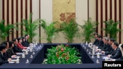 台湾陆委会主委王王郁琦率领的台湾代表团与中国国台办主任张志军率领的北京代表团在南京会晤。（2014年2月11日）