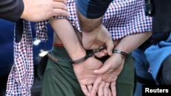 Petugas Imigrasi dan Bea Cukai Amerika (ICE) menahan seorang imigran di San Clemente, California (foto: ilustrasi). 