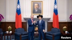 Presiden Taiwan Lai Ching-te bertemu dengan Michael McCaul, ketua Komite Urusan Luar Negeri DPR dari Partai Republik AS, di Gedung Kantor Kepresidenan di Taipei, Taiwan, 27 Mei 2024. (Foto: Kantor Kepresidenan Taiwan melalui REUTERS)