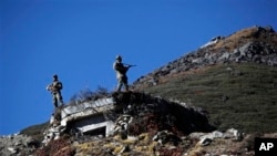 印度士兵守卫在中印边界