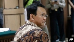 Gubernur Jakarta Basuki "Ahok" Tjahaja Purnama, duduk di kursi terdakwa di Pengadilan Jakarta Utara (13/12). (AP/Tatan Syuflana)
