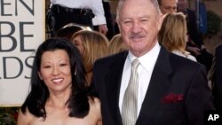Aktor Gene Hackman tiba bersama istrinya, Betsy Arakawa, untuk menghadiri Penghargaan Golden Globe Tahunan ke-60 di Beverly Hills, California, 19 Januari 2003. (Foto:Mark J. Terrill/AP Photo)