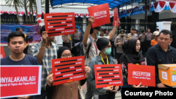 Belasan orang dari perwakilan koalisi masyarakat sipil saat menggelar aksi di depan gedung Kemkominfo, Jumat, 23 Agustus 2019. (Foto: Dokumentasi Koalisi Masyarakat Sipil)