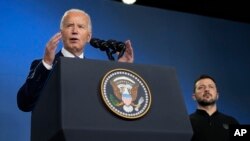 រូបឯកសារ៖ ប្រធានាធិបតីសហរដ្ឋអាមេរិកលោក Joe Biden និង​ប្រធានាធិបតី​អ៊ុយក្រែន​លោក Volodymyr Zelenskyy ថ្លែង​នៅ​ក្រៅ​កិច្ចប្រជុំកំពូលអូតង់ នៅ​រដ្ឋធានី​វ៉ាស៊ីនតោន កាលពី​ថ្ងៃទី១១ ខែកក្កដា ឆ្នាំ២០២៤។