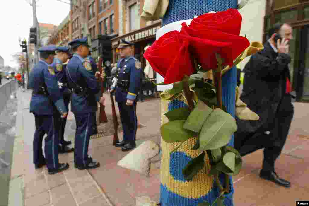 Roses hang on a lamp post near the site of the second bomb blast on the one-year anniversary of the Boston Marathon bombings iN Massachusetts, April 15, 2014.