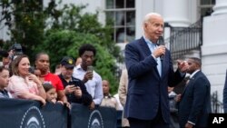 조 바이든 미국 대통령이 4일 백악관에서 열린 군인 가족 초청 바비큐 파티에서 연설하고 있다. 