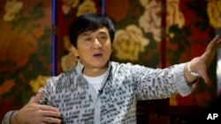 Bintang film aksi Jackie Chan berbicara dalam sebuah wawancara di Beijing (3/8).