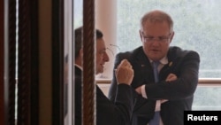 欧洲央行行长马里奥·德拉吉 (左) 与澳大利亚财政部长斯科特•莫里森 (右) 2016年参加在成都举行的20国财长和央行行长会议期间交谈 (路透社)