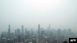 加拿大野火导致的烟雾笼罩芝加哥天际线。（2023年6月27日）