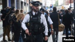 Polisi bersenjata melakukan patroli di TKP serngan pisau di Russel Square London, Inggris Kamis (4/8).