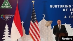 美国国务卿蓬佩奥在印度尼西亚向伊斯兰组织“伊斯兰教士联合会”青年派安索青年运动发表讲话。（2020年10月29日）