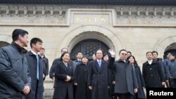 台湾陆委会主委王郁琦在南京祭拜中山陵后向人群挥手致意。（2014年2月12日）