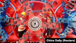 中国工人在浙江省湖州市的一个地下铁路的车站施工现场。（2024年10月17日）