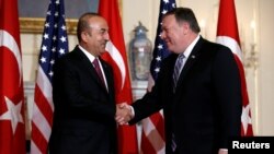 Menlu AS Mike Pompeo berjabat tangan dengan Menteri Luar Negeri Turki Mevlut Cavusoglu di Departemen Luar Negeri di Washington, 4 Juni 2018.