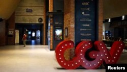 Seorang pekerja di bioskop CJ CGV setelah imbauan untuk menghindari kerumunan massa demi mencegah penyebarah wabah virus corona, di Jakarta, 23 Maret 2020. (Foto: Reuters)