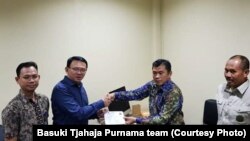 Mantan Gubernut DKI Jakarta Basuki Tjahaja Purnama, dikenal sebagai Ahok, menandatangani sejumlah dokumen sebelum keluar dari penjara militer di Depok, 24 Januari 2019. 
