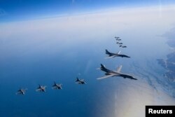 Pesawat pengebom B-1B Angkatan Udara AS, jet tempur F-16 dan F-35A Angkatan Udara Korea Selatan mengikuti latihan udara bersama, Korea Selatan, 19 Maret 2023. (Foto: via Reuters)