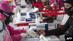Warga mengikuti rapid test COVID-19 secara gratis di Surabaya (foto: AFP). (foto: Juni Kriswanto / AFP)