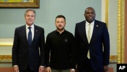 美国国务卿布林肯和英国外交大臣拉米（右）2024年9月11日访问基辅时与泽连斯基总统会晤。