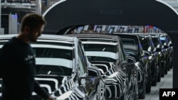 FILE - Sederet kendaraan listrik model Y saat dimulainya produksi di pabrik raksasa Tesla di Gruenheide, tenggara Berlin, 22 Maret 2022.