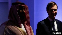 Pangeran Mohammed bin Salman (kiri) dan Jared Kushner saat bertemu di Riyadh, Arab Saudi pada 21 Mei 2017 (foto: dok). 