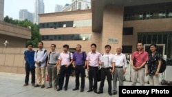 十多位维权律师在郑州要求会见当事人（网络图片）