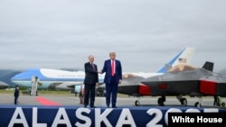 美国总统特朗普与俄罗斯总统普京在阿拉斯加州埃尔门多夫·理查森联合基地握手。(2025年8月15日)