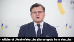 Міністр закордонних справ України Дмитро Кулеба відповідав на запитання журналістів перед від’їздом на зустріч міністрів закордонних справ країн НАТО у Ризі 30 листопада 2021 р.