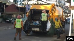 បុគ្គលិកក្រុមហ៊ុន ស៊ីន ទ្រី ប្រមូលសំរាមក្នុងរាជធានីភ្នំពេញ កាលពីថ្ងៃទី៣១ខែធ្នូ ឆ្នាំ២០២១។ (លាស់ លីបលីប/វីអូអេ)