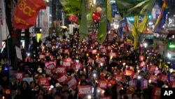 2024년 12월 5일 한국 서울에서 윤석열 대통령 탄핵을 촉구하는 촛불집회를 마친 시위대가 대통령실로 행진하고 있다.