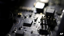 2019 年 2 月 23 日在新泽西州泽西市看到一台计算机的内部。据一名网络安全研究人员称，2021 年 7 月 2 日，勒索软件攻击使至少 200 家美国公司的网络瘫痪。