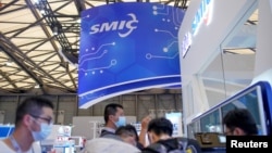 资料照：观众在上海参观中国国际半导体博览会的中芯国际的展台。 (2020年10月14日)