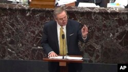 រូបដកស្រង់ពីវីដេអូ បង្ហាញឲ្យឃើញលោក Michael van der Veen មេធាវីការពារក្តីមួយរូបរបស់អតីតប្រធានាធិបតី Donald Trump ថ្លែងនៅក្នុងដំណាក់កាលទី ២ នៃសវនាការកាត់ទោសលោក Trump នៅក្នុងសាលព្រឹទ្ធសភាក្នុងវិមានសភាអាមេរិក ក្នុងរដ្ឋធានីវ៉ាស៊ីនតោន កាលពីថ្ងៃសុក្រ ទី១២ ខែកុម្