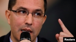 委内瑞拉外交部长阿雷扎兹在加拉加斯讲话（2017年8月12日）