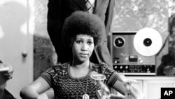 资料照片：艾瑞莎·弗兰克林参加一次记者会。（1973年3月26日）
