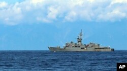 Kapal AL Taiwan terlihat dari geladak kapal militer China saat latihan militer pada Jumat, 5 Agustus 2022. (Foto: AP)