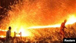 中国大连一座钢铁厂的工人在工作（2015年3月16日）中国钢铁产能严重过剩