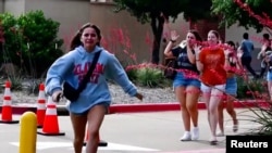 Devojčica beži iz tržnog centra Alen nakon pucnjave