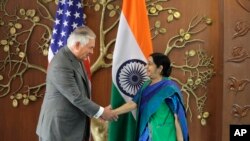 印度外长斯瓦拉杰在新德里与到访的美国国务卿蒂勒森握手。（2017年10月25日）